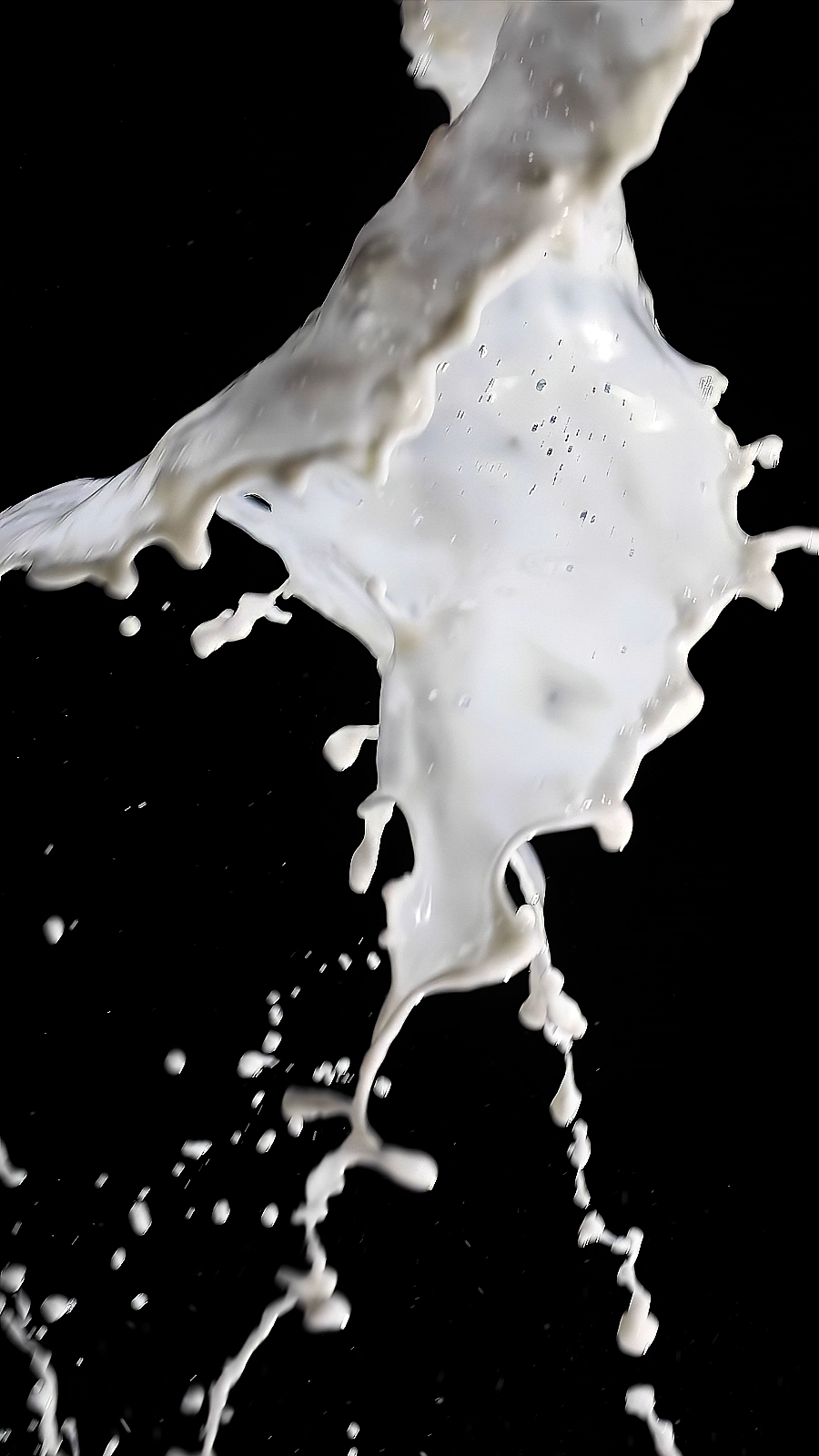 Liquid splash motion captured with controlled tabletop rigging for food and beverage slow-motion visuals.