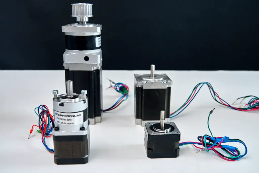 NEMA 17 vs NEMA 23 stepper motors for tabletop rigs